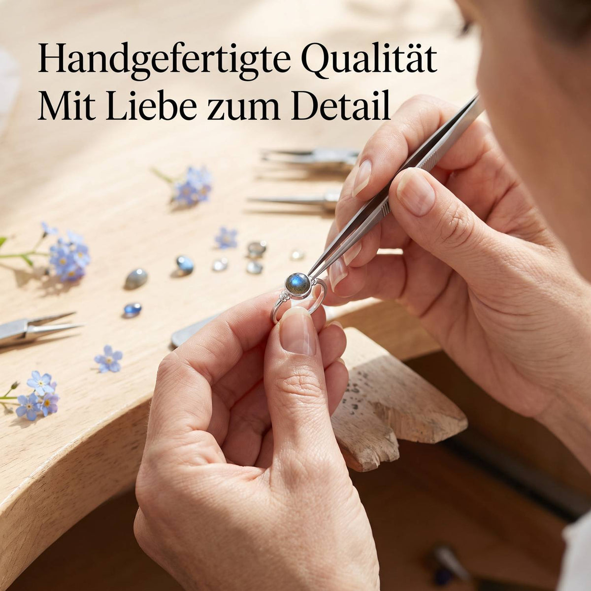 Handgefertigter Silberring mit Labradorit bei der Schmuckherstellung