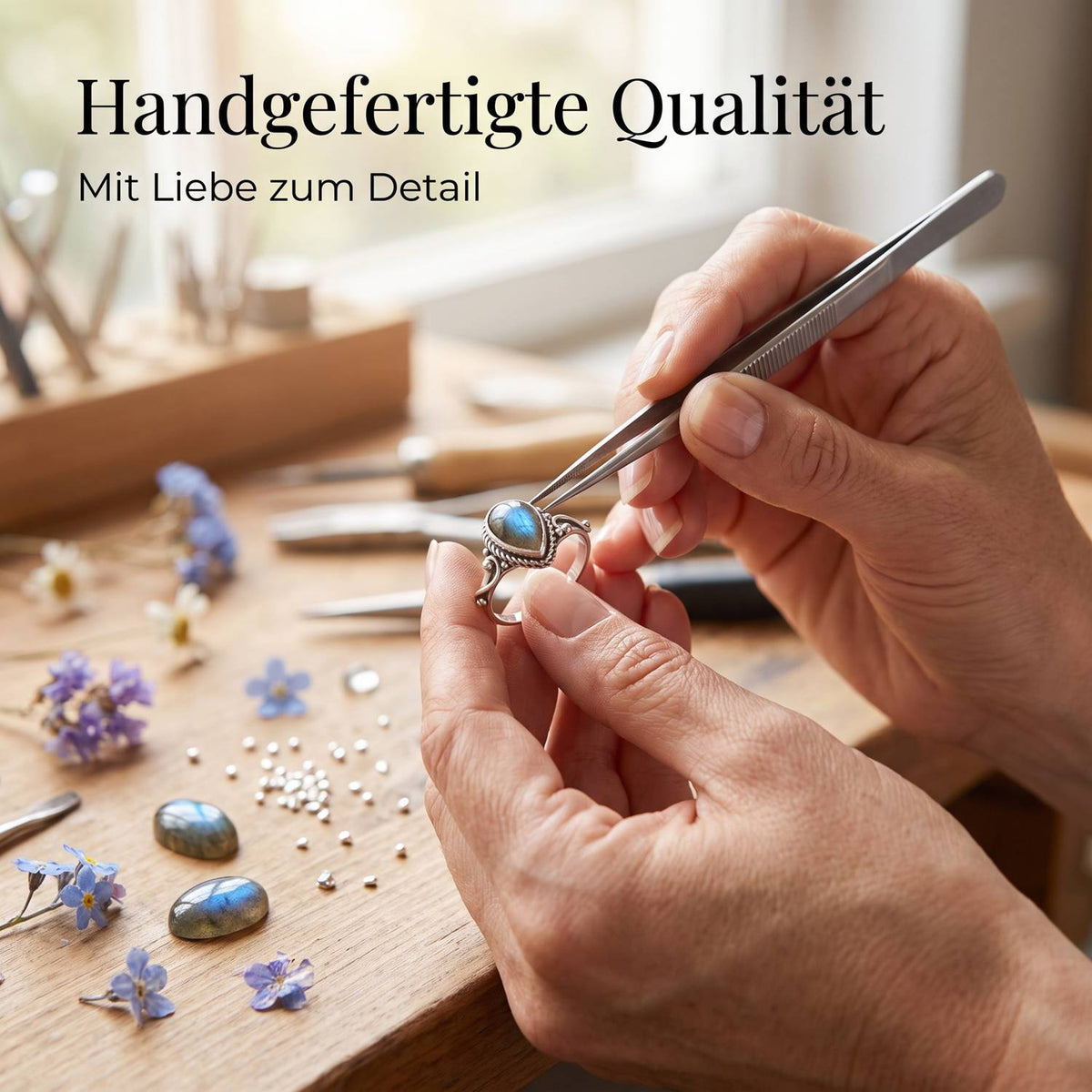 Handgefertigter Silberring mit Labradorit bei der Schmuckherstellung