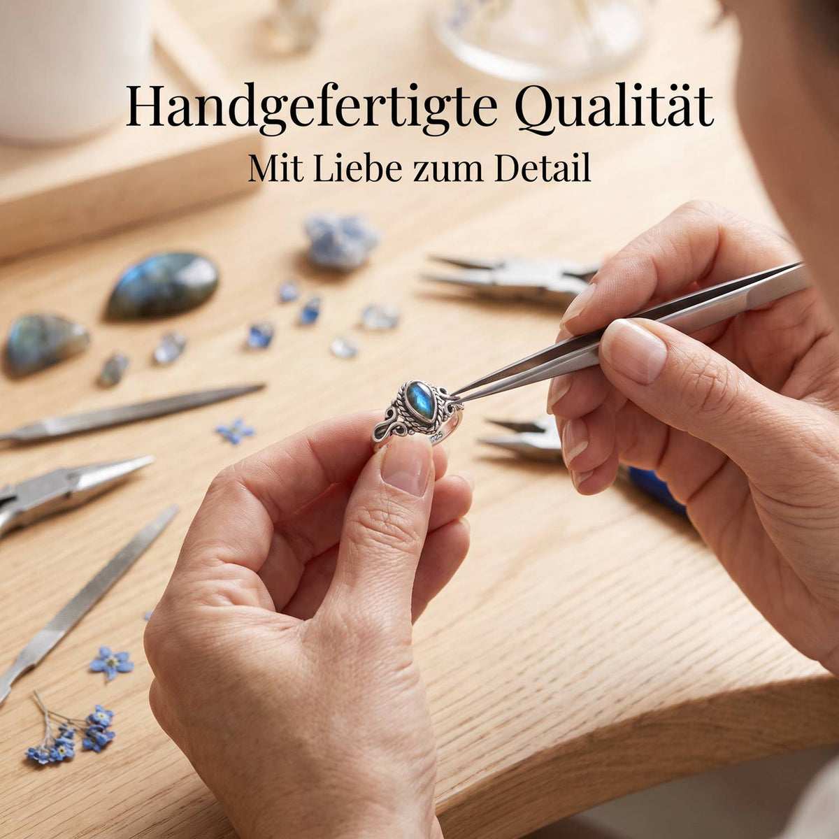 Handgefertigter Silberring mit Labradorit bei der Schmuckherstellung