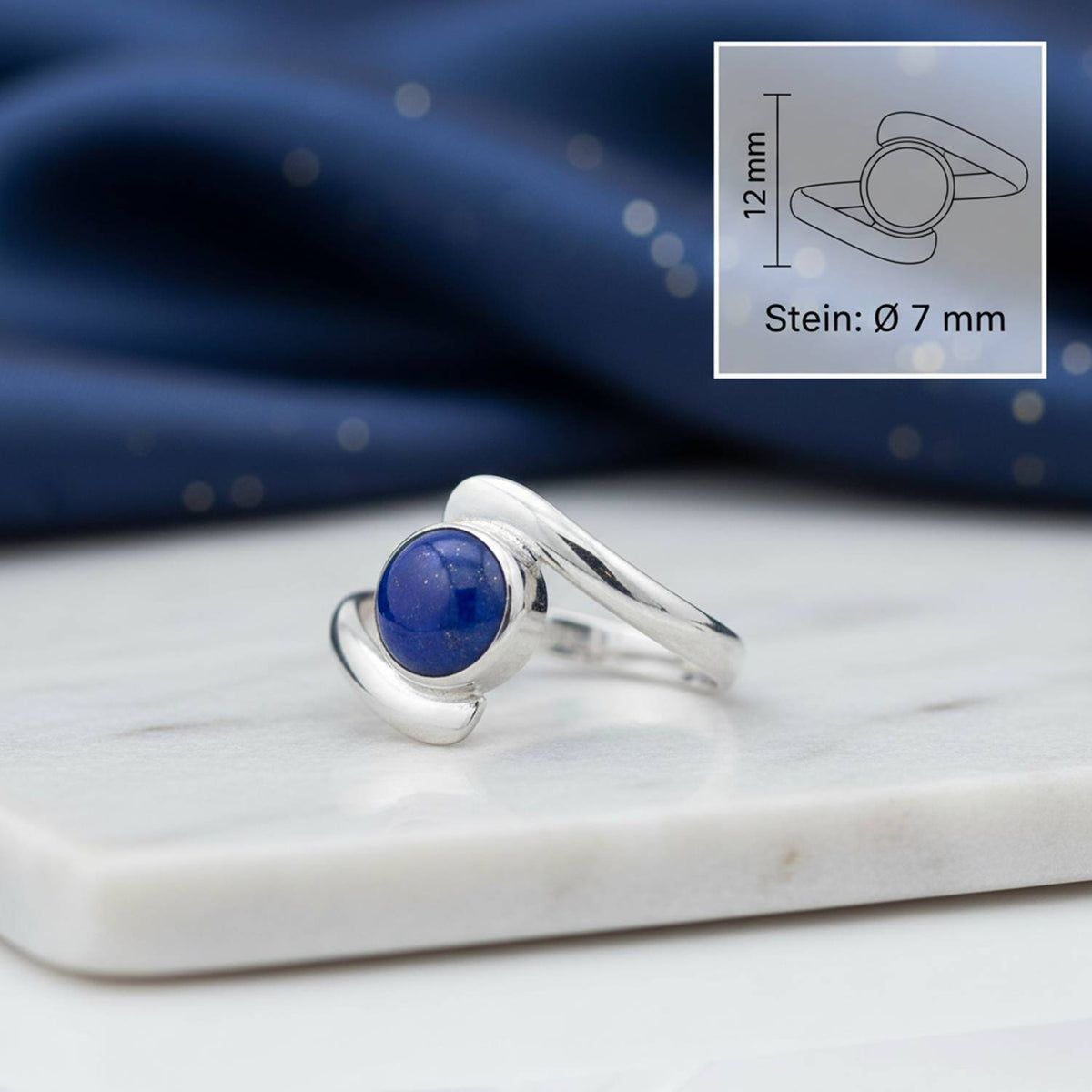 Lapislazuliring aus Silber mit Maßangaben zu Ring und Edelstein