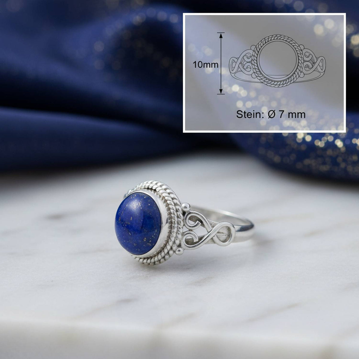 Lapislazuliring aus Silber mit Maßangaben zu Ring und Edelstein