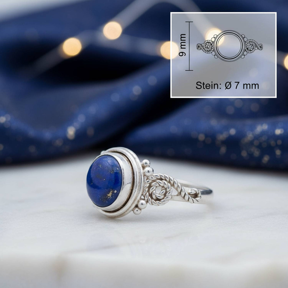 Lapislazuliring aus Silber mit Maßangaben zu Ring und Edelstein