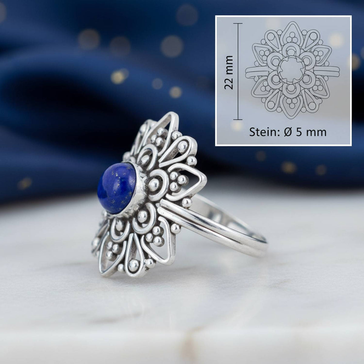 Lapislazuliring aus Silber mit Maßangaben zu Ring und Edelstein
