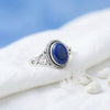 [KI] Silberring mit Lapislazuli auf hellem Stoff