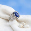 [KI] Silberring mit Lapislazuli auf hellem Stoff