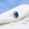 [KI] Silberring mit Lapislazuli auf hellem Stoff