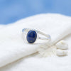 [KI] Silberring mit Lapislazuli auf hellem Stoff
