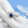 [KI] Silberring mit Lapislazuli auf hellem Stoff