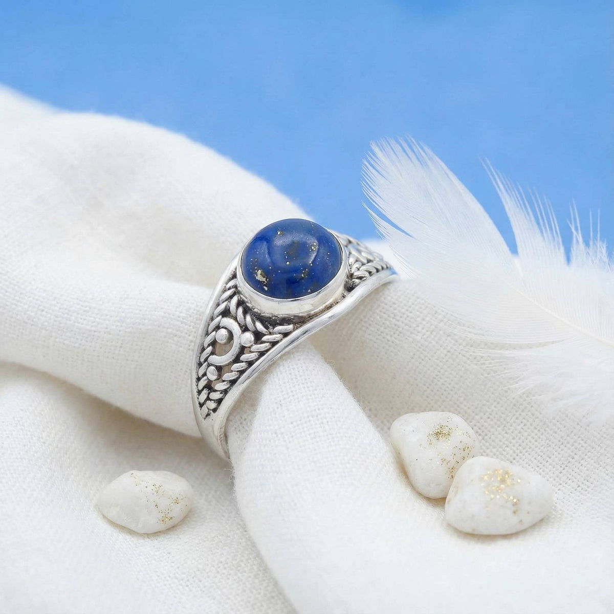 Silberring mit Lapislazuli auf hellem Stoff