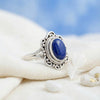 [KI] Silberring mit Lapislazuli auf hellem Stoff