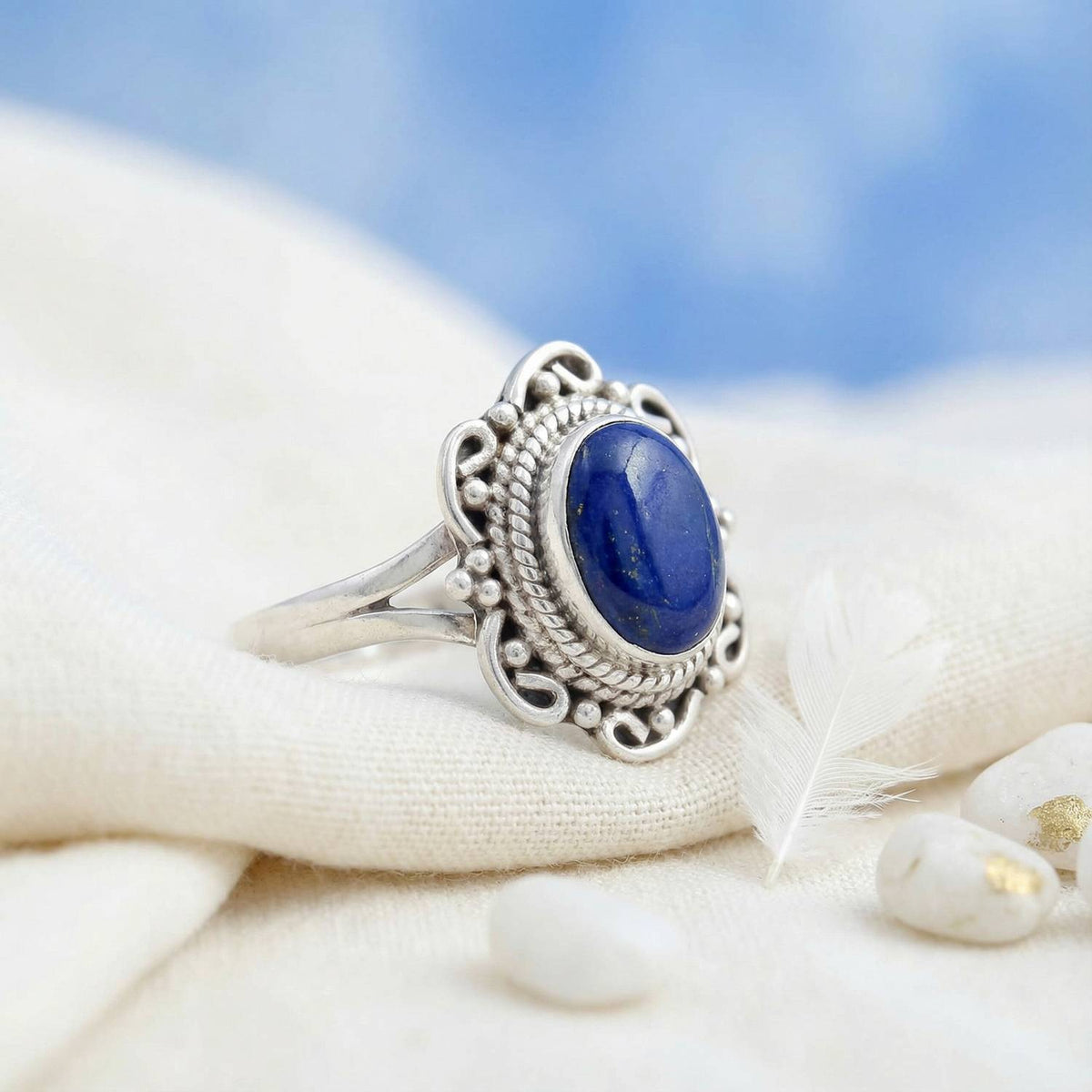 Silberring mit Lapislazuli auf hellem Stoff