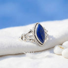 [KI] Silberring mit Lapislazuli auf hellem Stoff