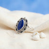[KI] Silberring mit Lapislazuli auf hellem Stoff