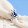[KI] Silberring mit Lapislazuli auf hellem Stoff