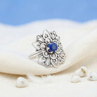[KI] Silberring mit Lapislazuli auf hellem Stoff