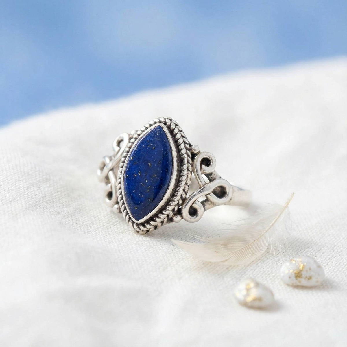 Silberring mit Lapislazuli auf hellem Stoff