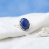 [KI] Silberring mit Lapislazuli auf hellem Stoff