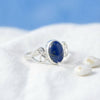 [KI] Silberring mit Lapislazuli auf hellem Stoff
