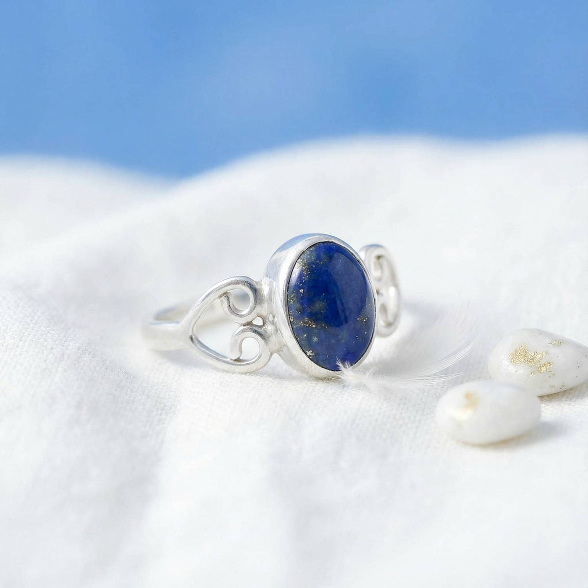 Silberring mit Lapislazuli auf hellem Stoff
