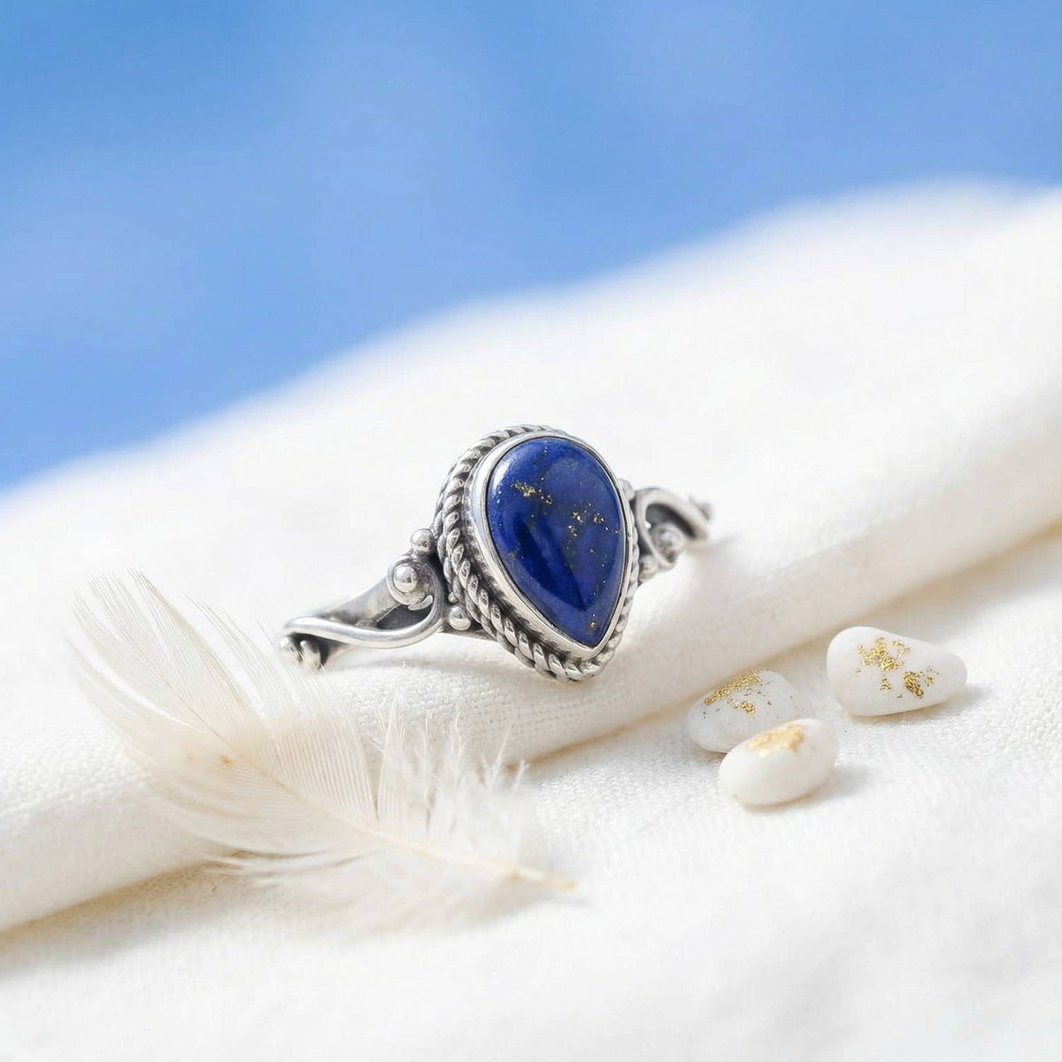 Silberring mit Lapislazuli auf hellem Stoff