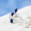 [KI] Silberring mit Lapislazuli auf hellem Stoff