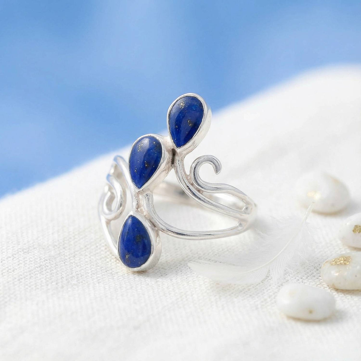 Silberring mit Lapislazuli auf hellem Stoff