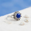 [KI] Silberring mit Lapislazuli auf hellem Stoff