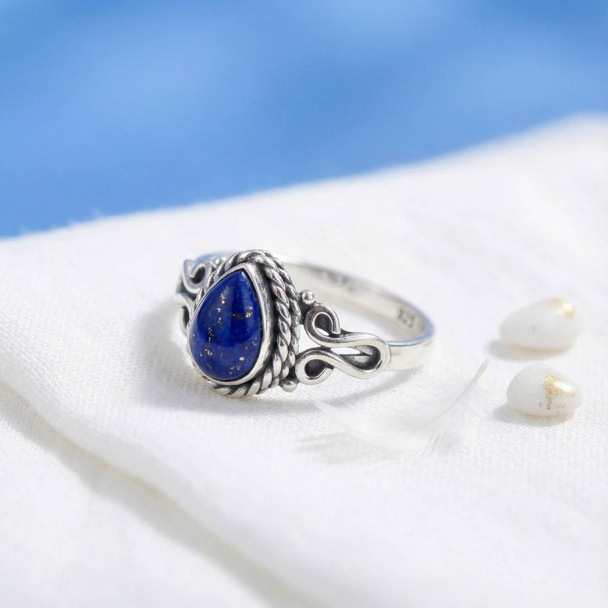 Silberring mit Lapislazuli auf hellem Stoff