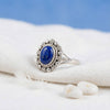 [KI] Silberring mit Lapislazuli auf hellem Stoff