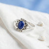 [KI] Silberring mit Lapislazuli auf hellem Stoff