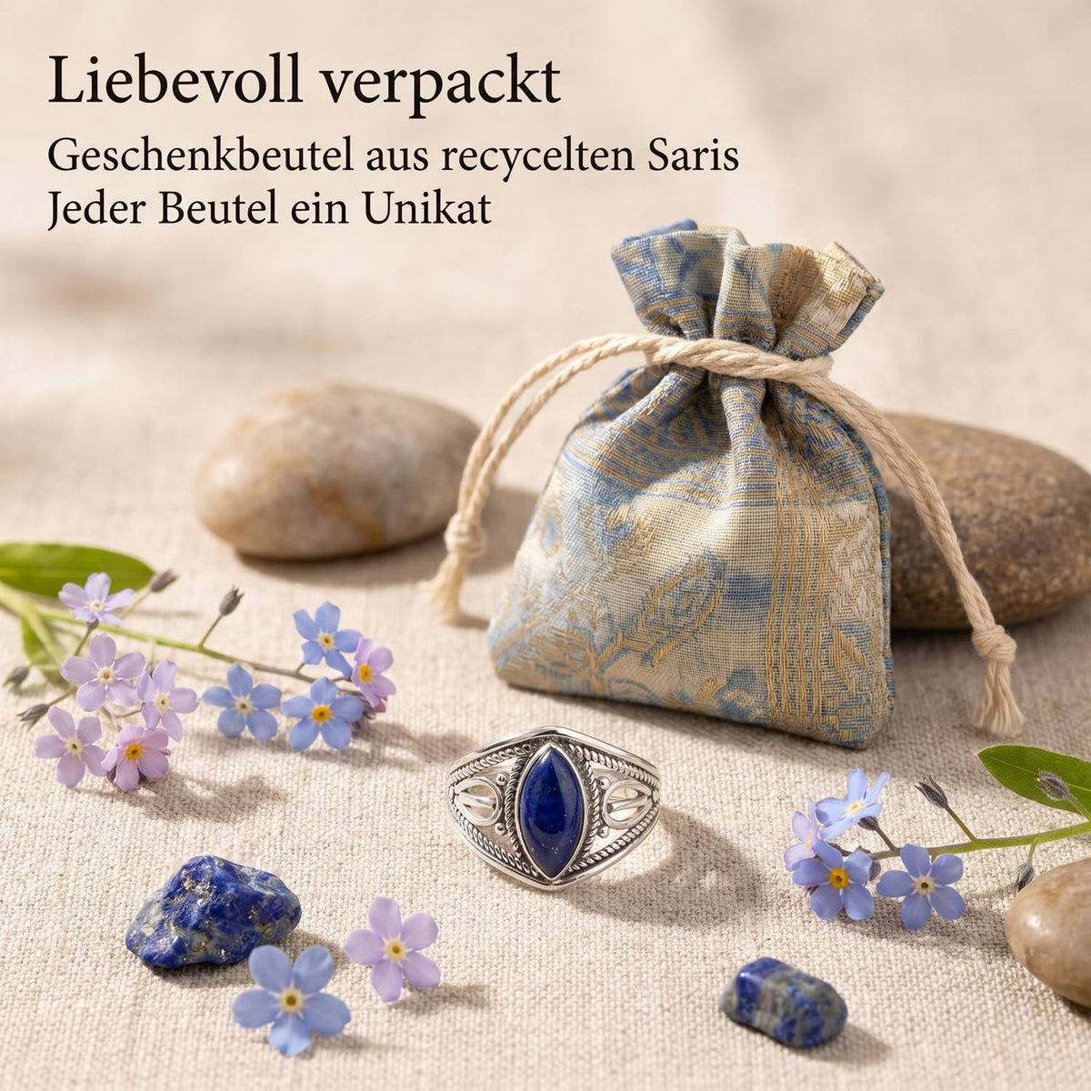 Silberring mit Lapislazuli und Geschenkbeutel aus recyceltem Sari