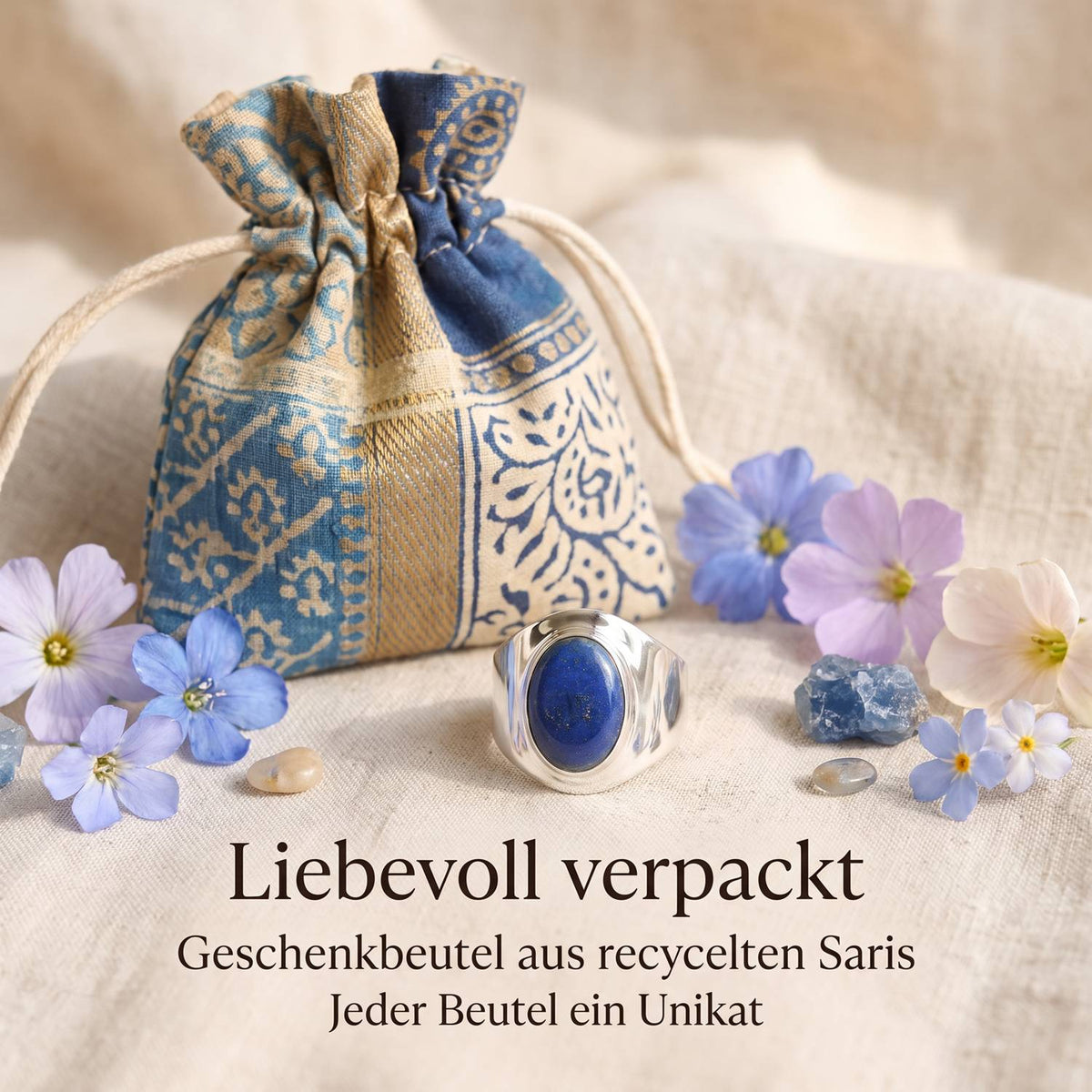 Silberring mit Lapislazuli und Geschenkbeutel aus recyceltem Sari