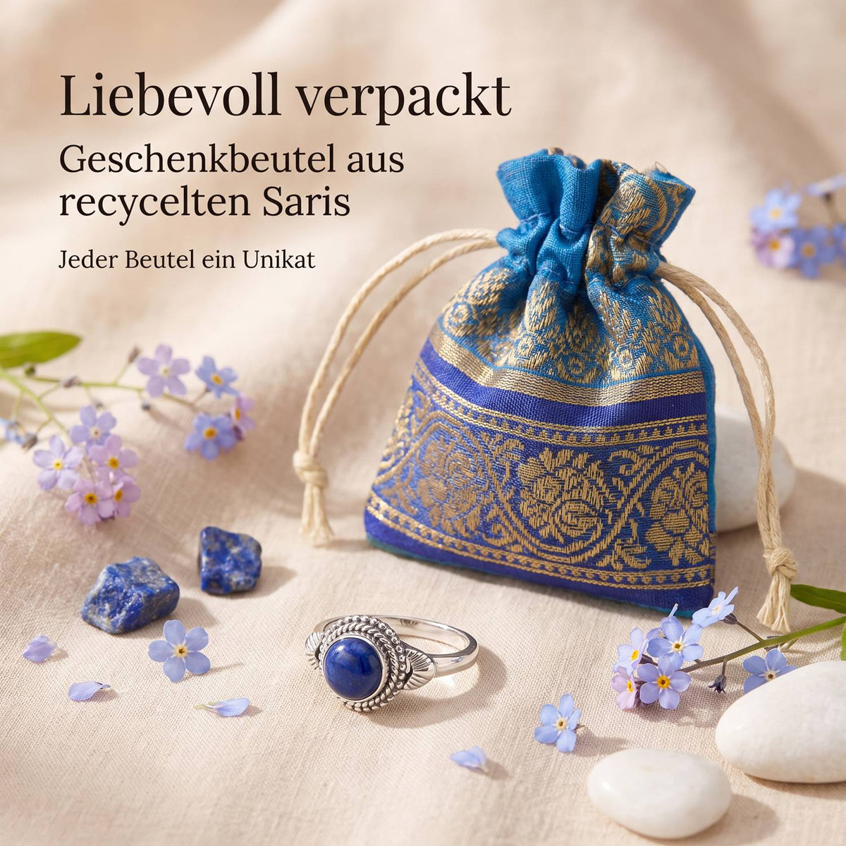 Silberring mit Lapislazuli und Geschenkbeutel aus recyceltem Sari