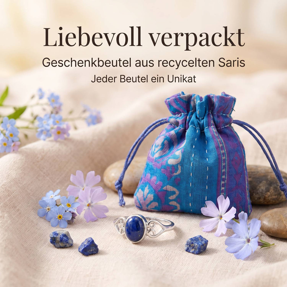 Silberring mit Lapislazuli und Geschenkbeutel aus recyceltem Sari