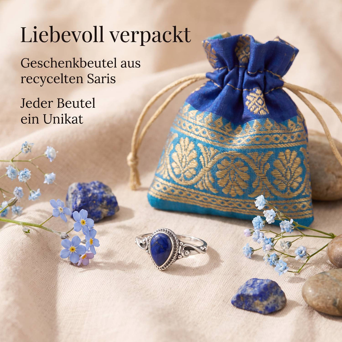 Silberring mit Lapislazuli und Geschenkbeutel aus recyceltem Sari
