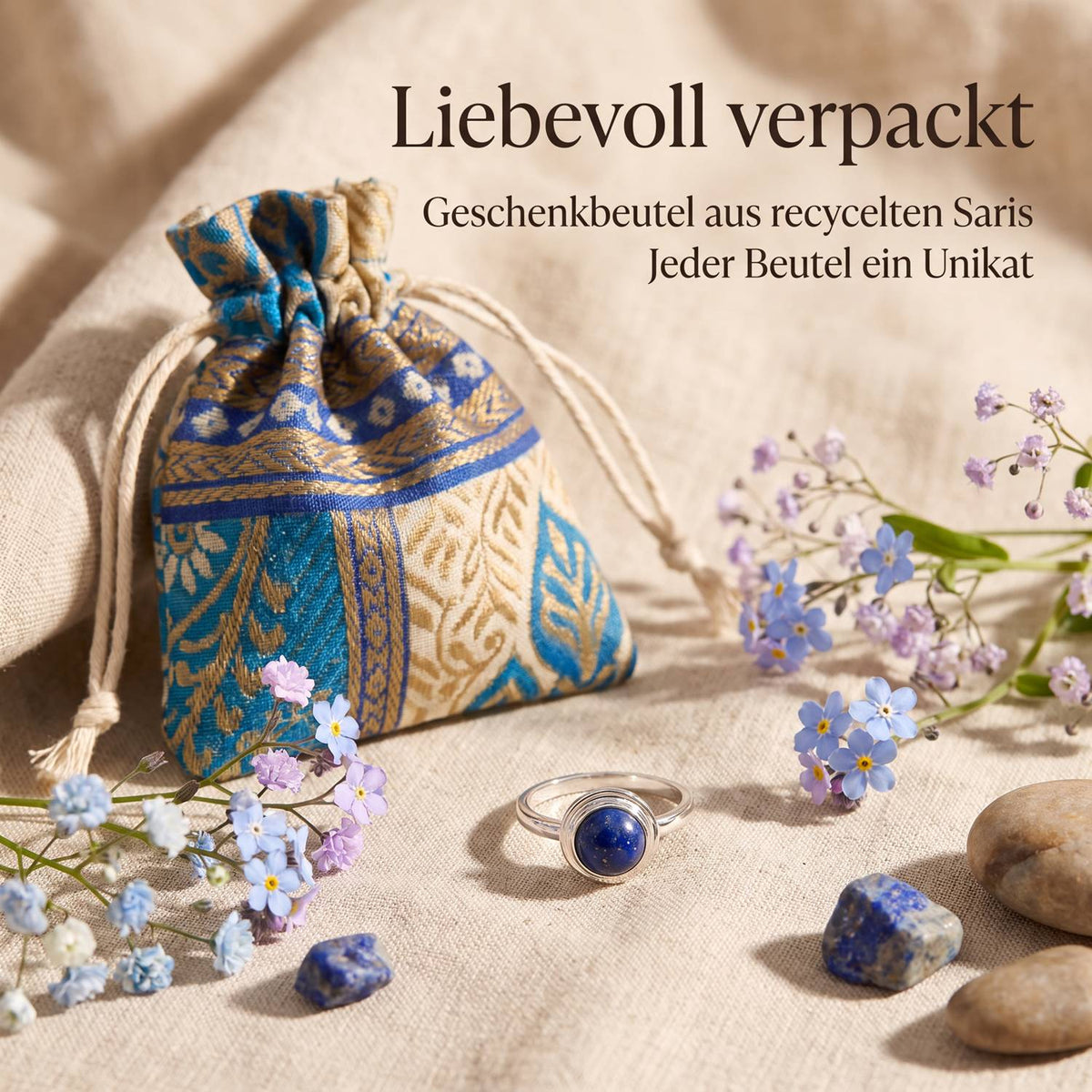 Silberring mit Lapislazuli und Geschenkbeutel aus recyceltem Sari
