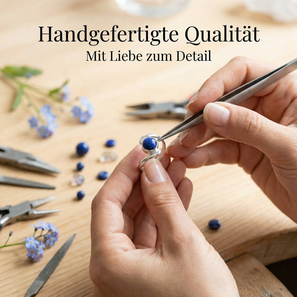 Handgefertigter Silberring mit Lapislazuli bei der Schmuckherstellung