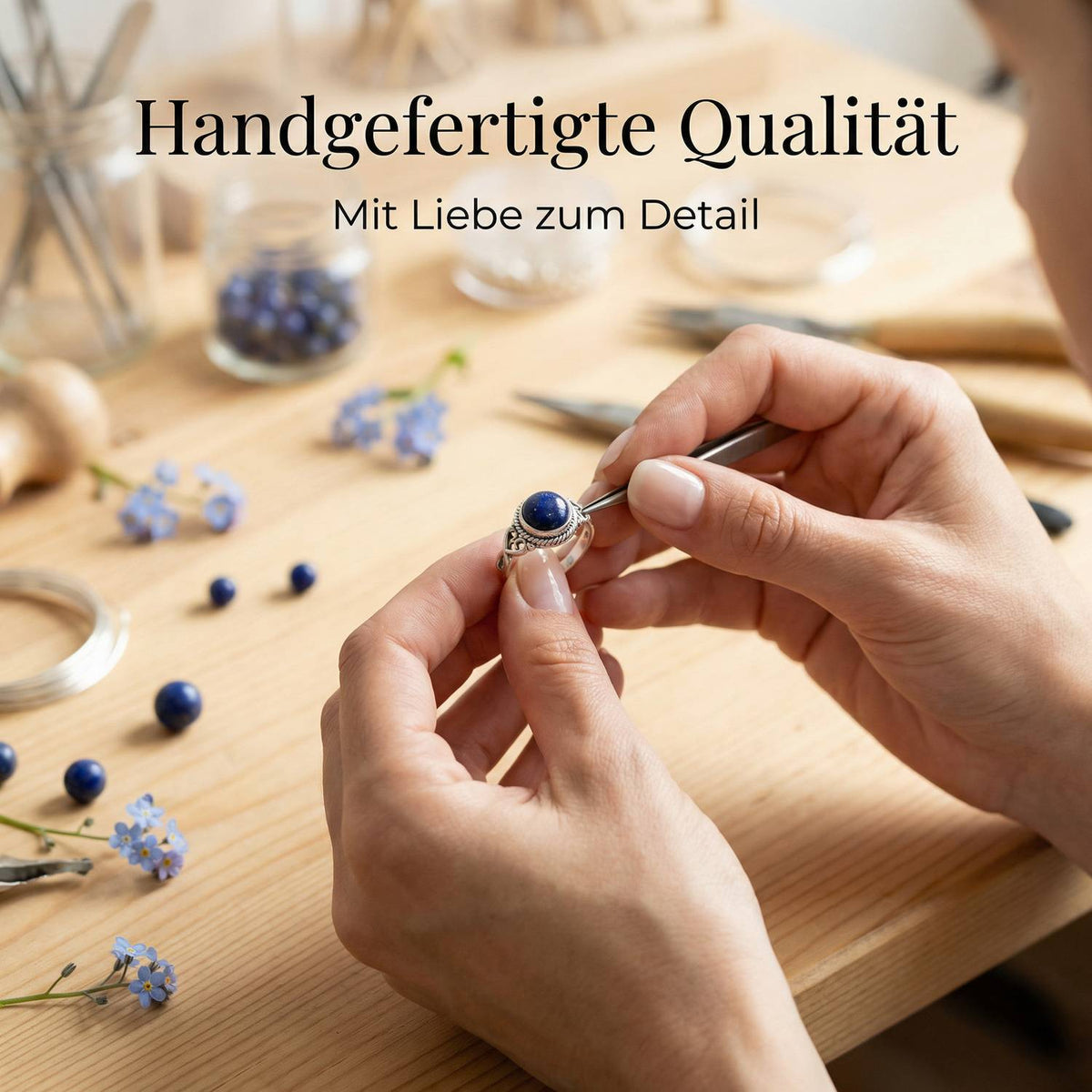 Handgefertigter Silberring mit Lapislazuli bei der Schmuckherstellung
