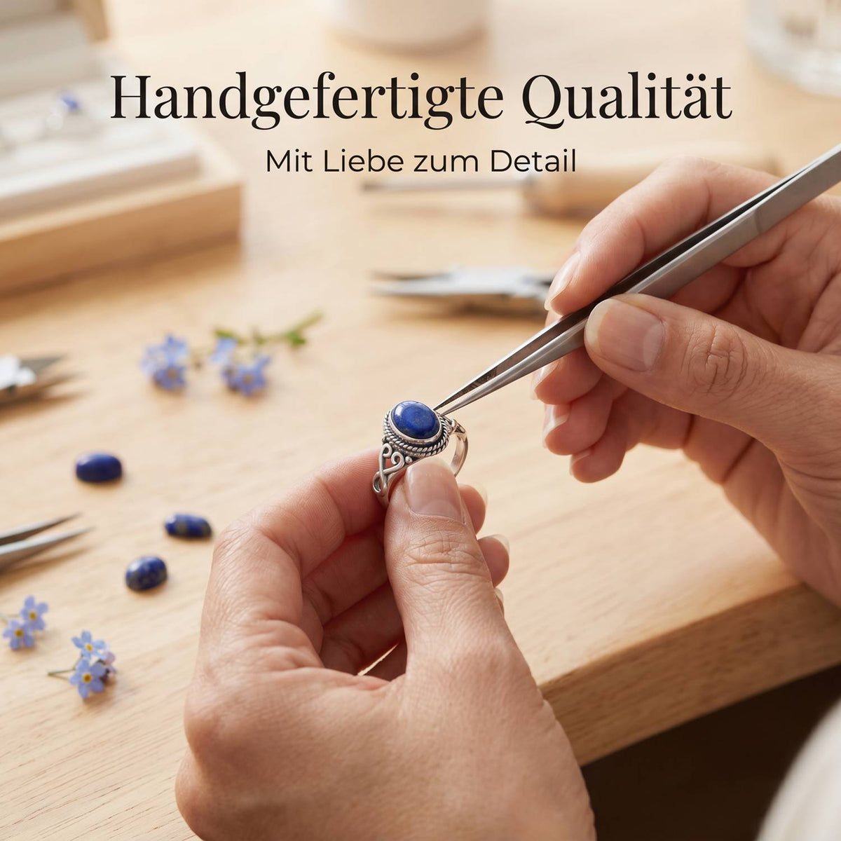 Handgefertigter Silberring mit Lapislazuli bei der Schmuckherstellung