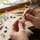 [KI] Handgefertigter Silberring mit Lapislazuli bei der Schmuckherstellung