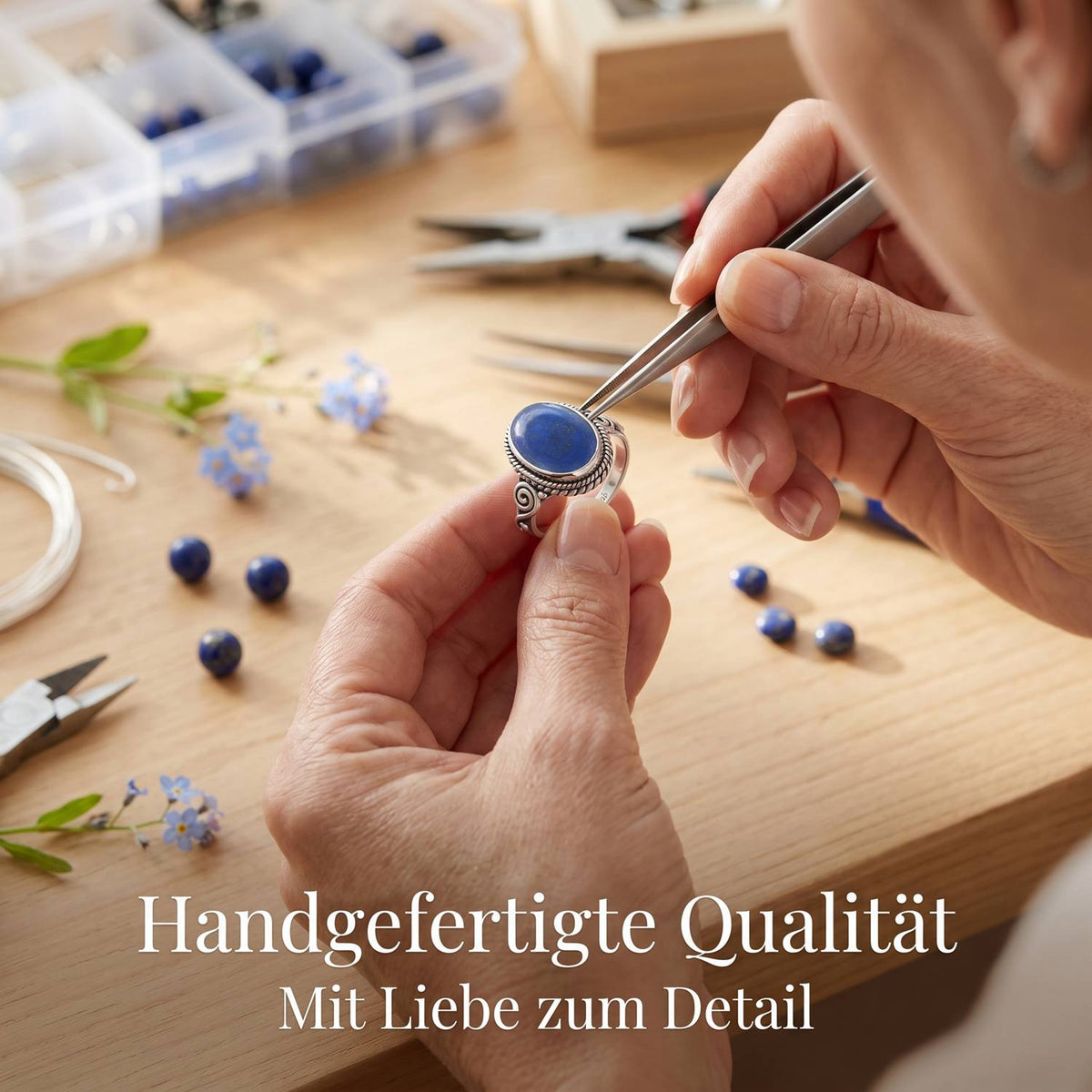Handgefertigter Silberring mit Lapislazuli bei der Schmuckherstellung