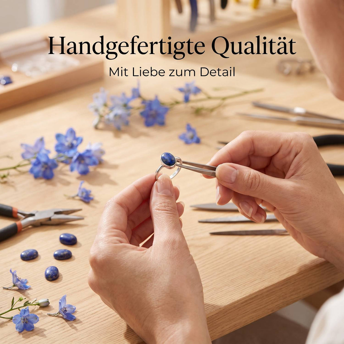 Handgefertigter Silberring mit Lapislazuli bei der Schmuckherstellung