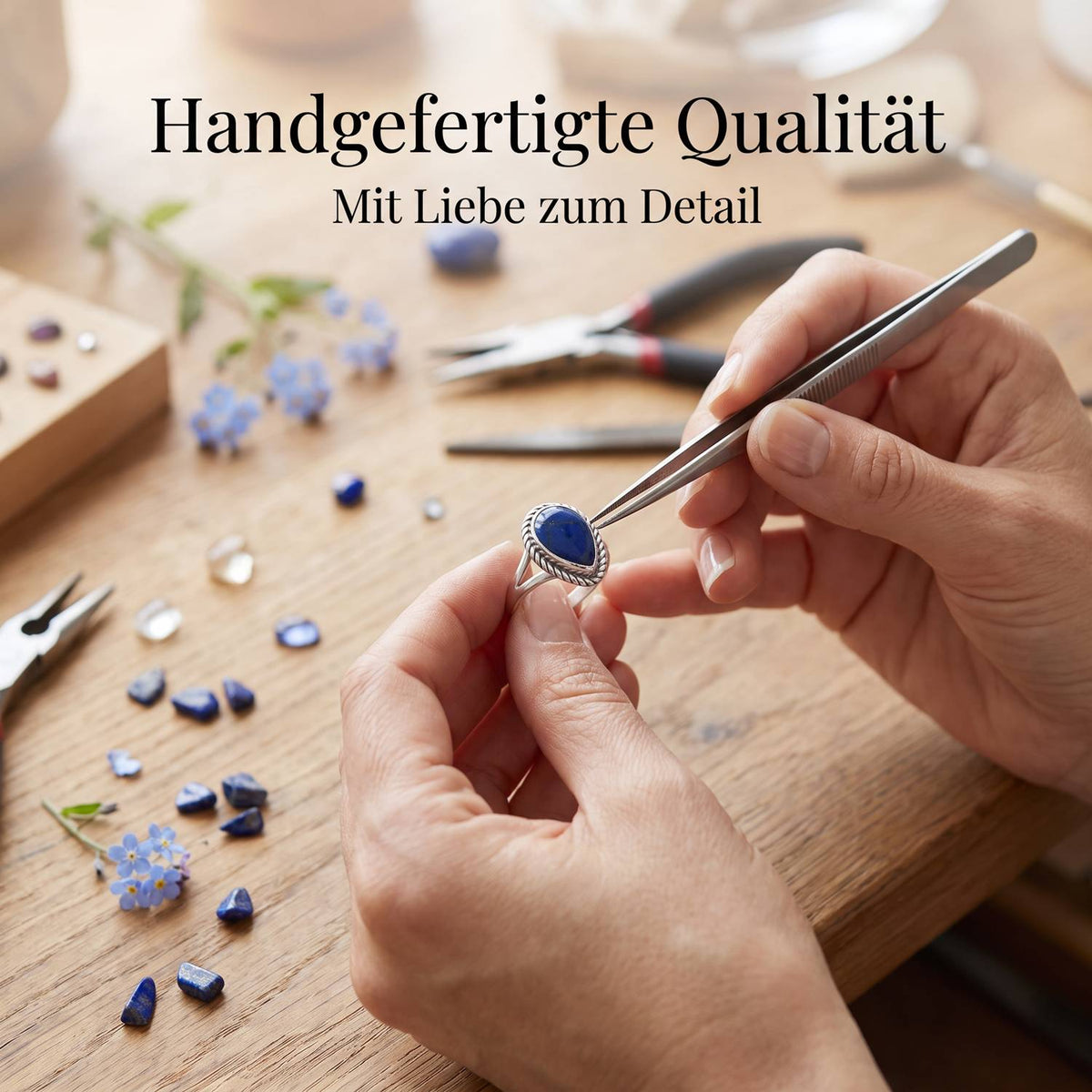 Handgefertigter Silberring mit Lapislazuli bei der Schmuckherstellung
