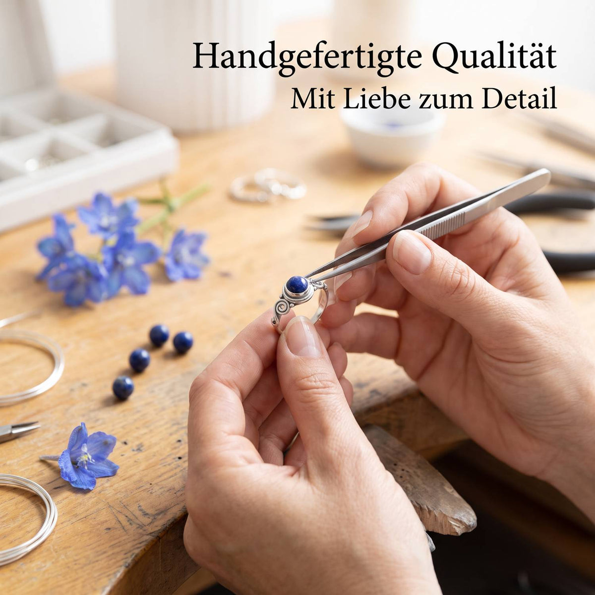 Handgefertigter Silberring mit Lapislazuli bei der Schmuckherstellung