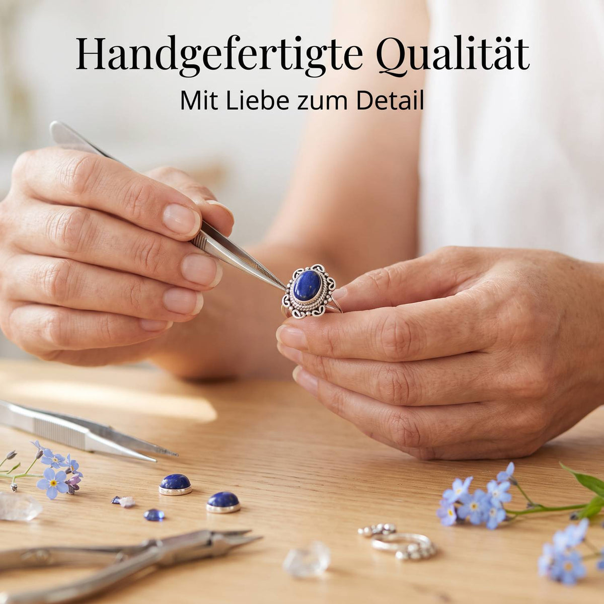 Handgefertigter Silberring mit Lapislazuli bei der Schmuckherstellung