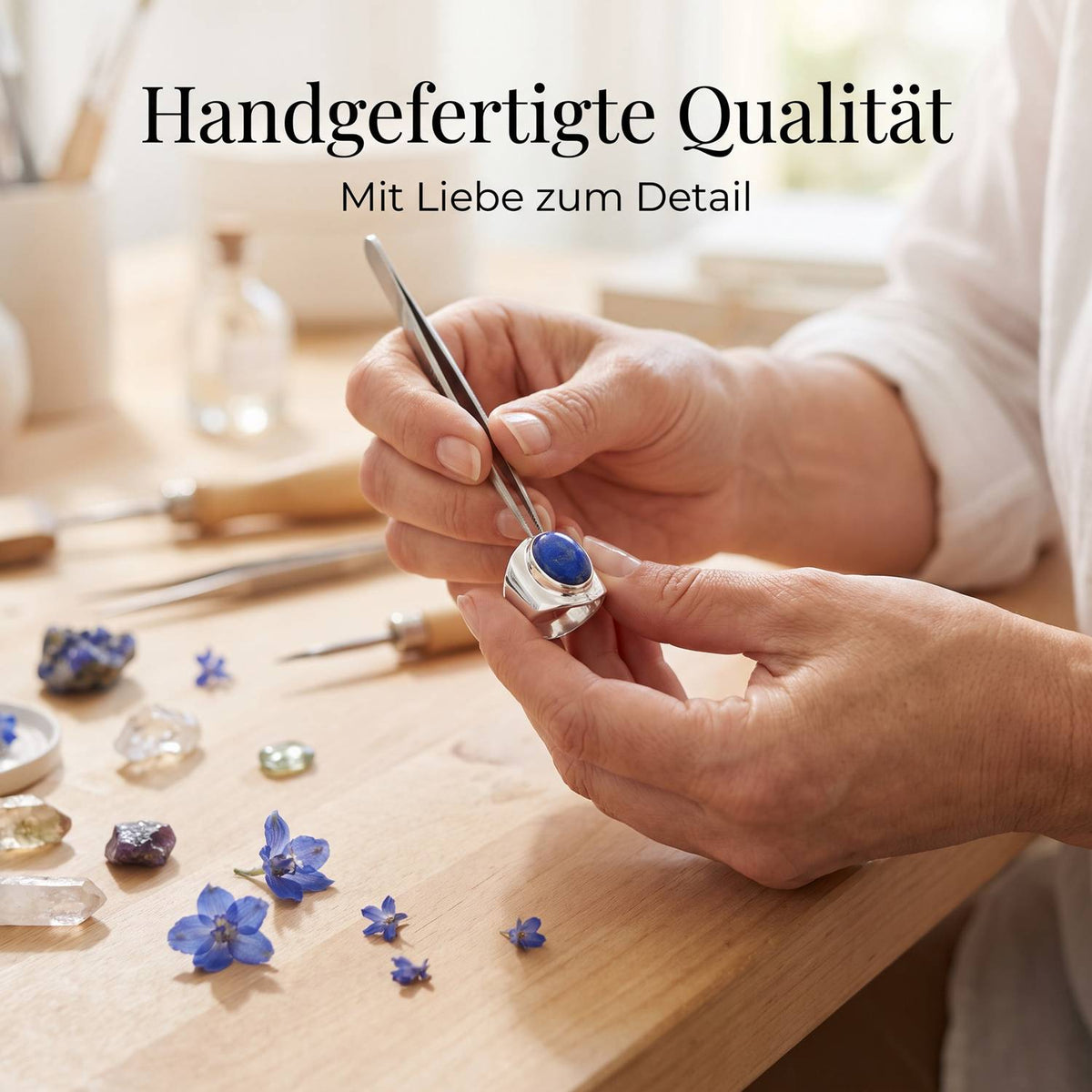Handgefertigter Silberring mit Lapislazuli bei der Schmuckherstellung