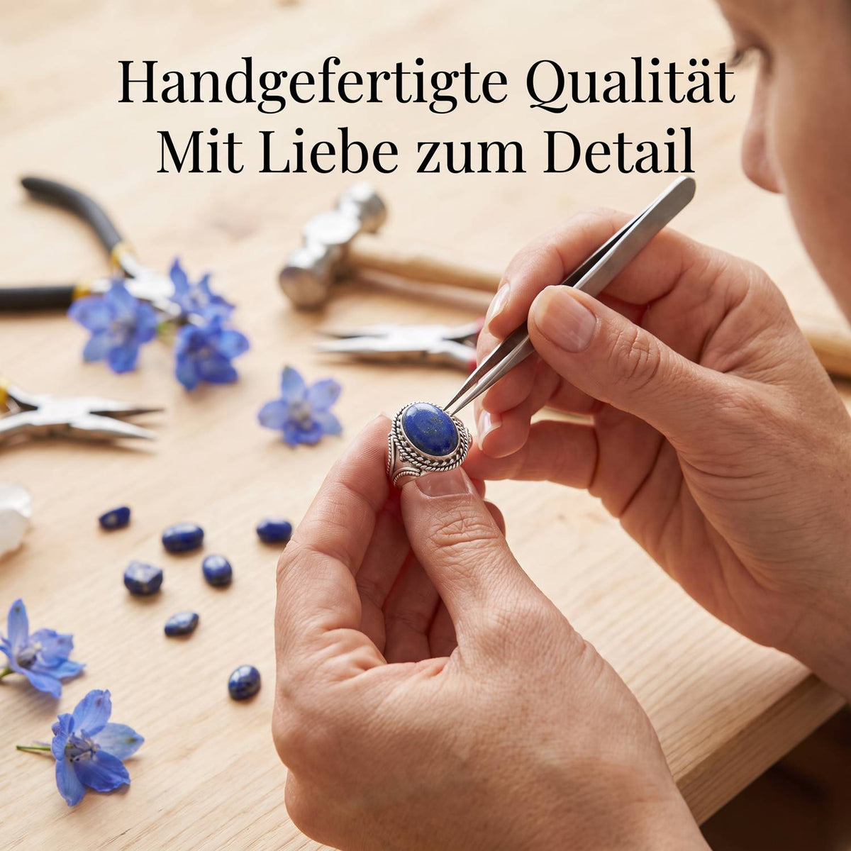 Handgefertigter Silberring mit Lapislazuli bei der Schmuckherstellung