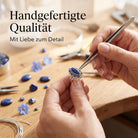 [KI] Handgefertigter Silberring mit Lapislazuli bei der Schmuckherstellung