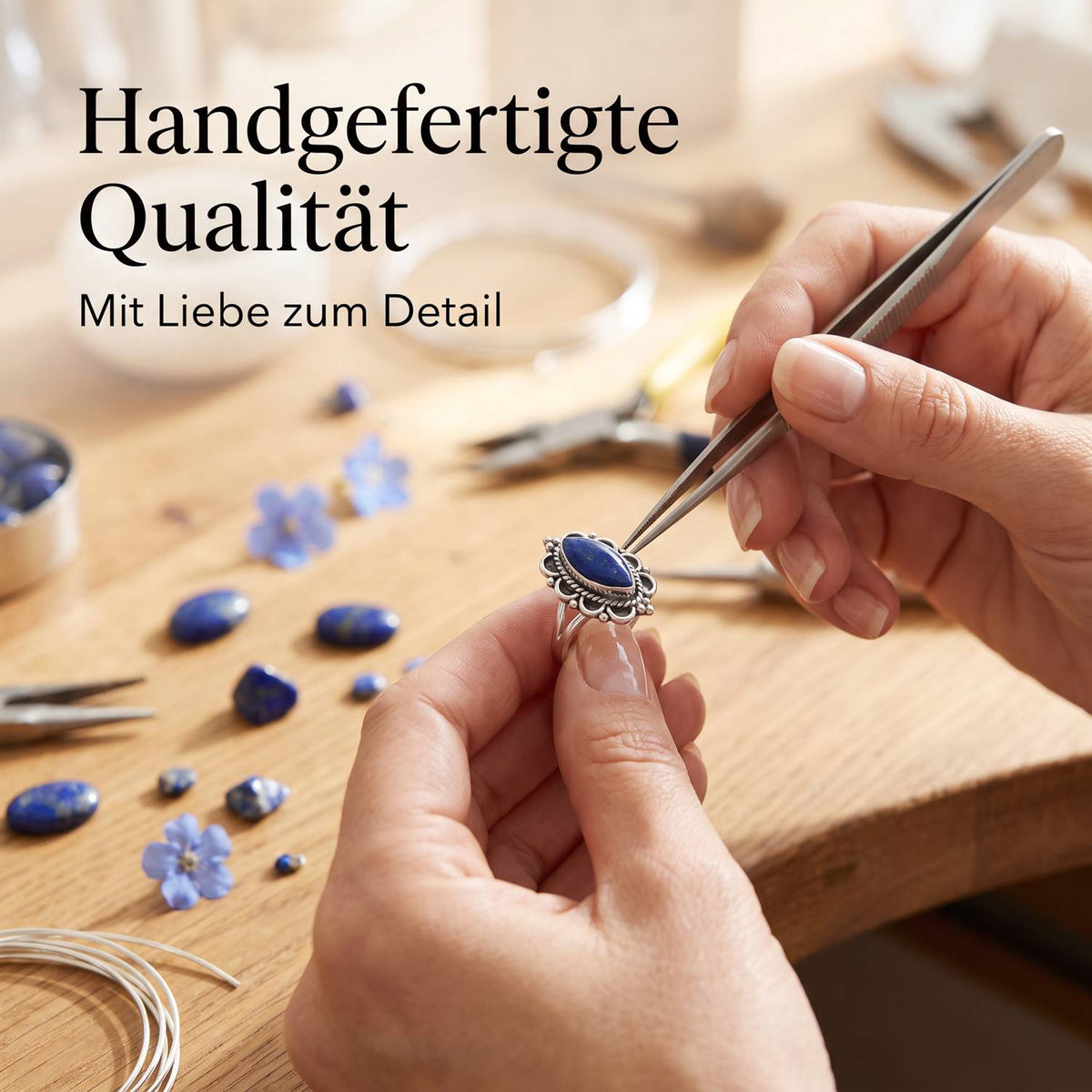 Handgefertigter Silberring mit Lapislazuli bei der Schmuckherstellung