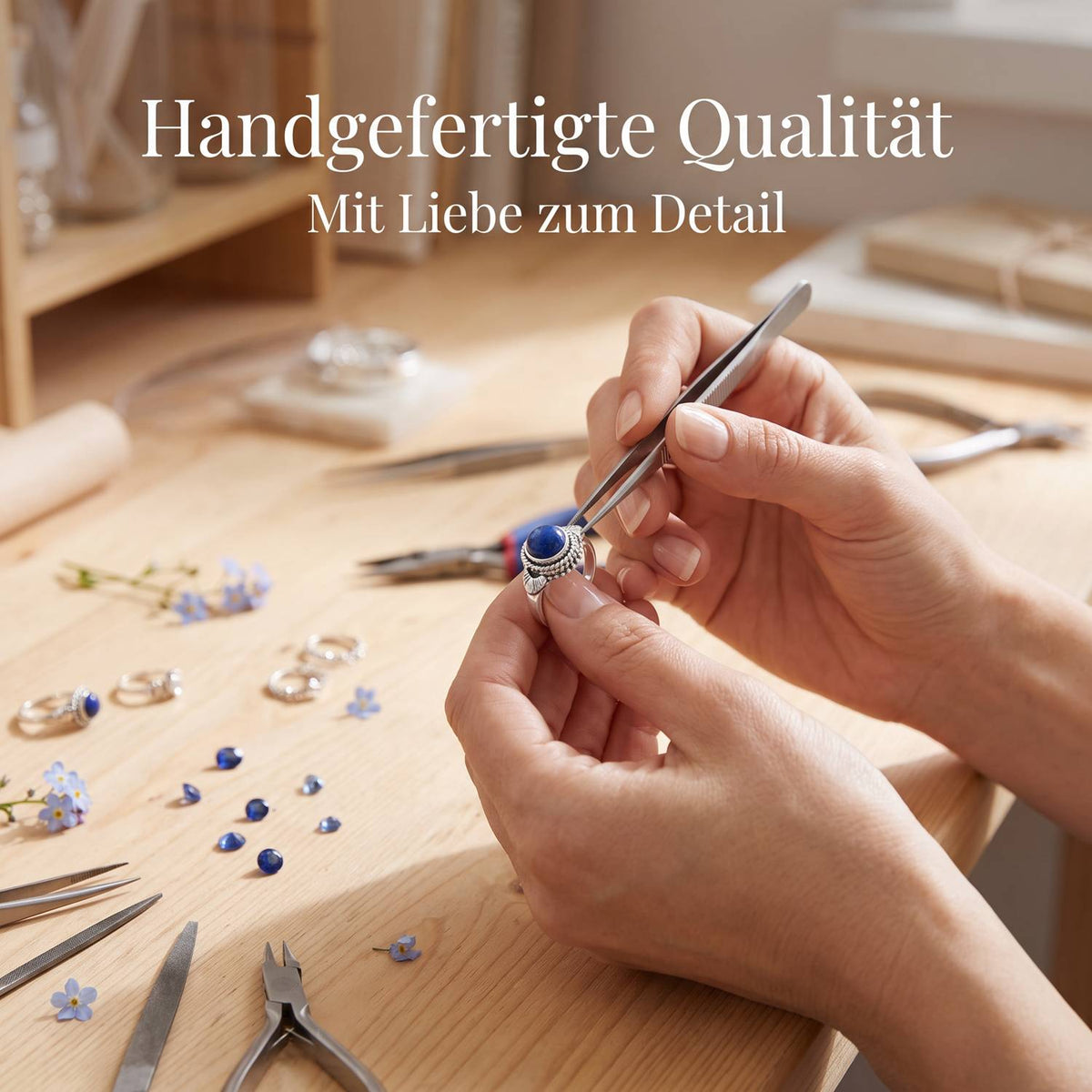 Handgefertigter Silberring mit Lapislazuli bei der Schmuckherstellung
